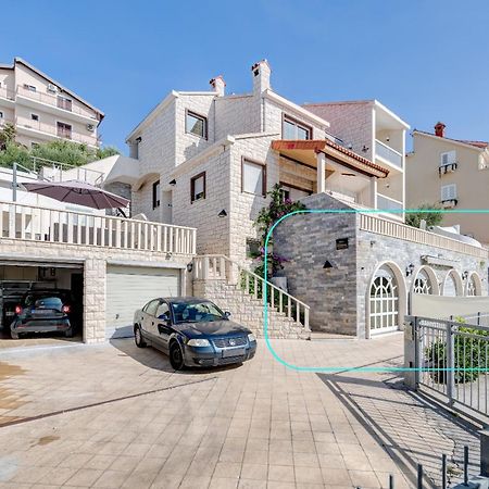 Apartments With Pool Vrdoljak Omis Bagian luar foto