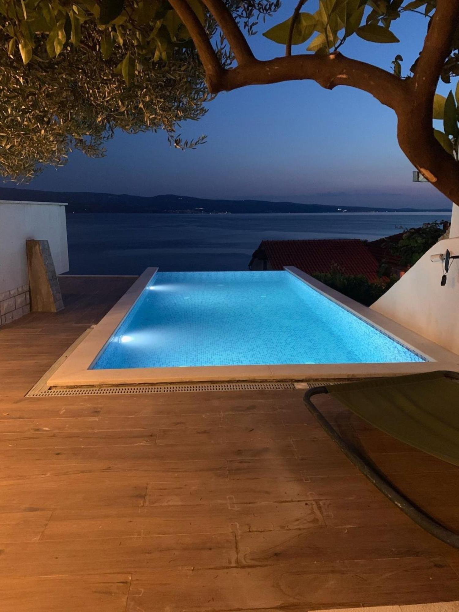 Apartments With Pool Vrdoljak Omis Ruang foto