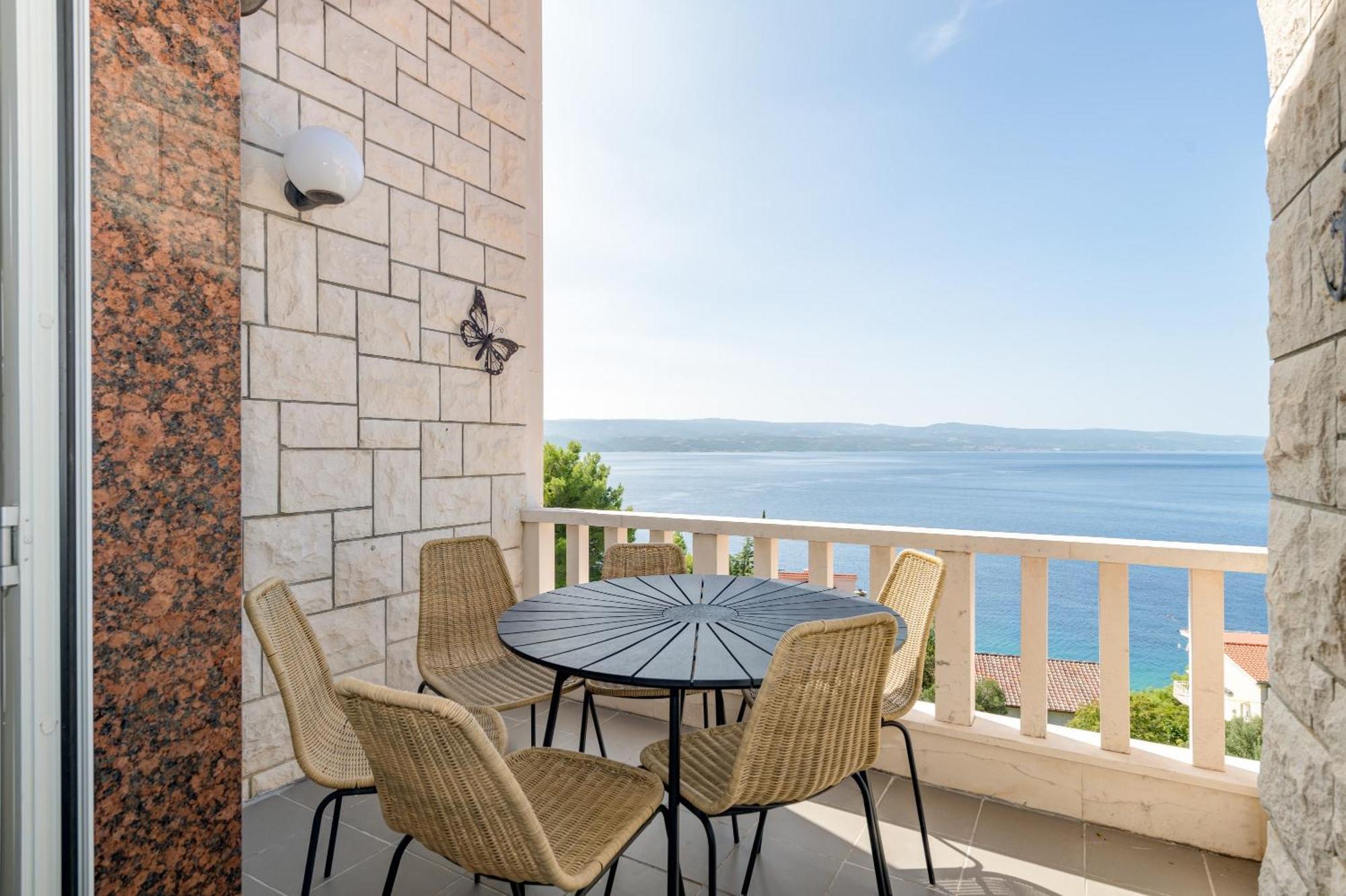 Apartments With Pool Vrdoljak Omis Ruang foto