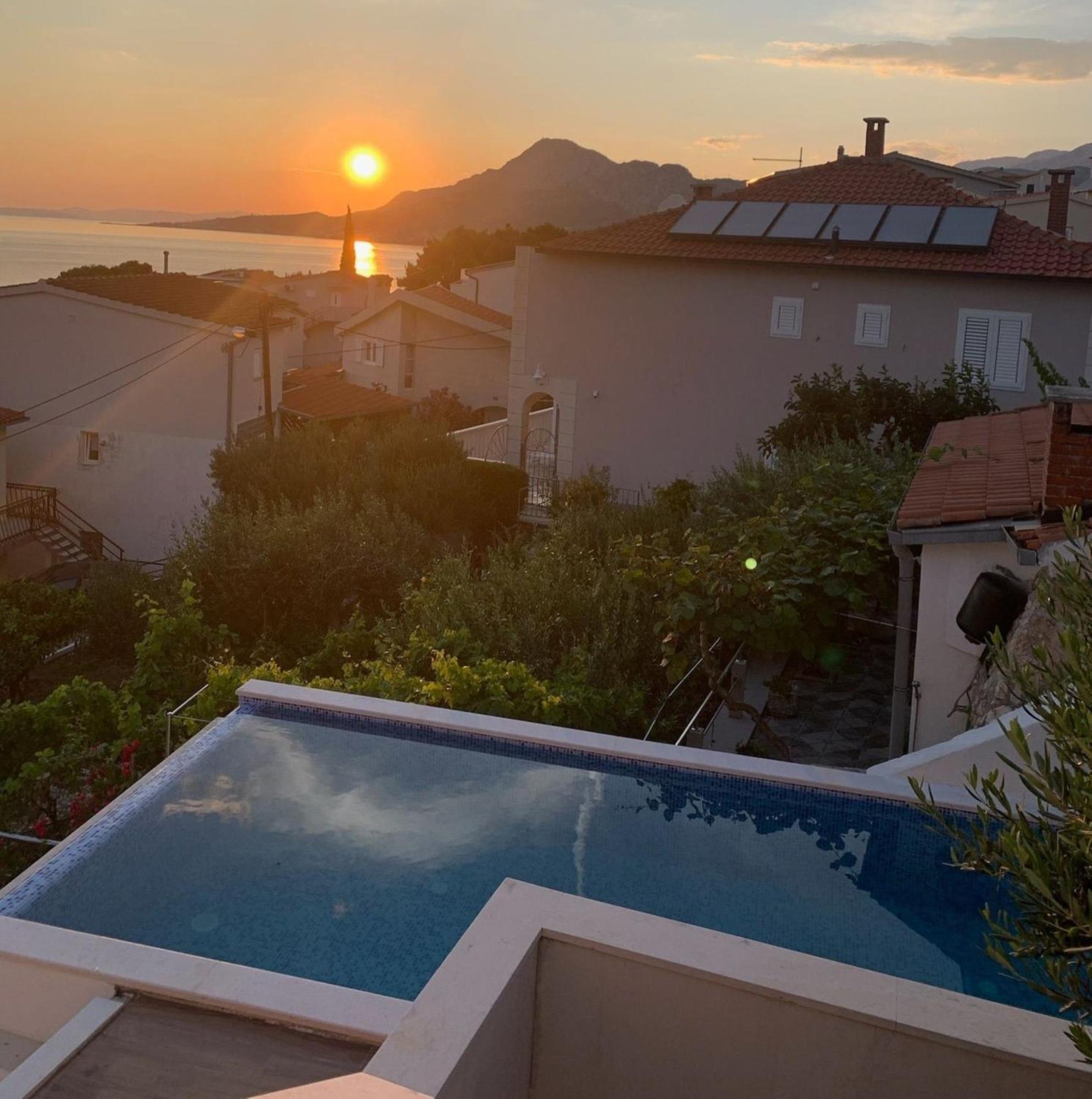 Apartments With Pool Vrdoljak Omis Ruang foto