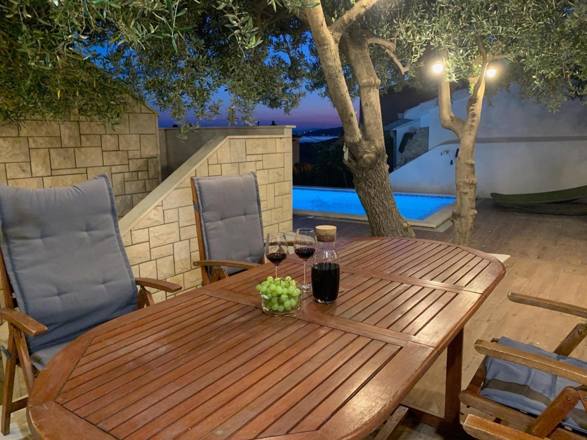 Apartments With Pool Vrdoljak Omis Ruang foto