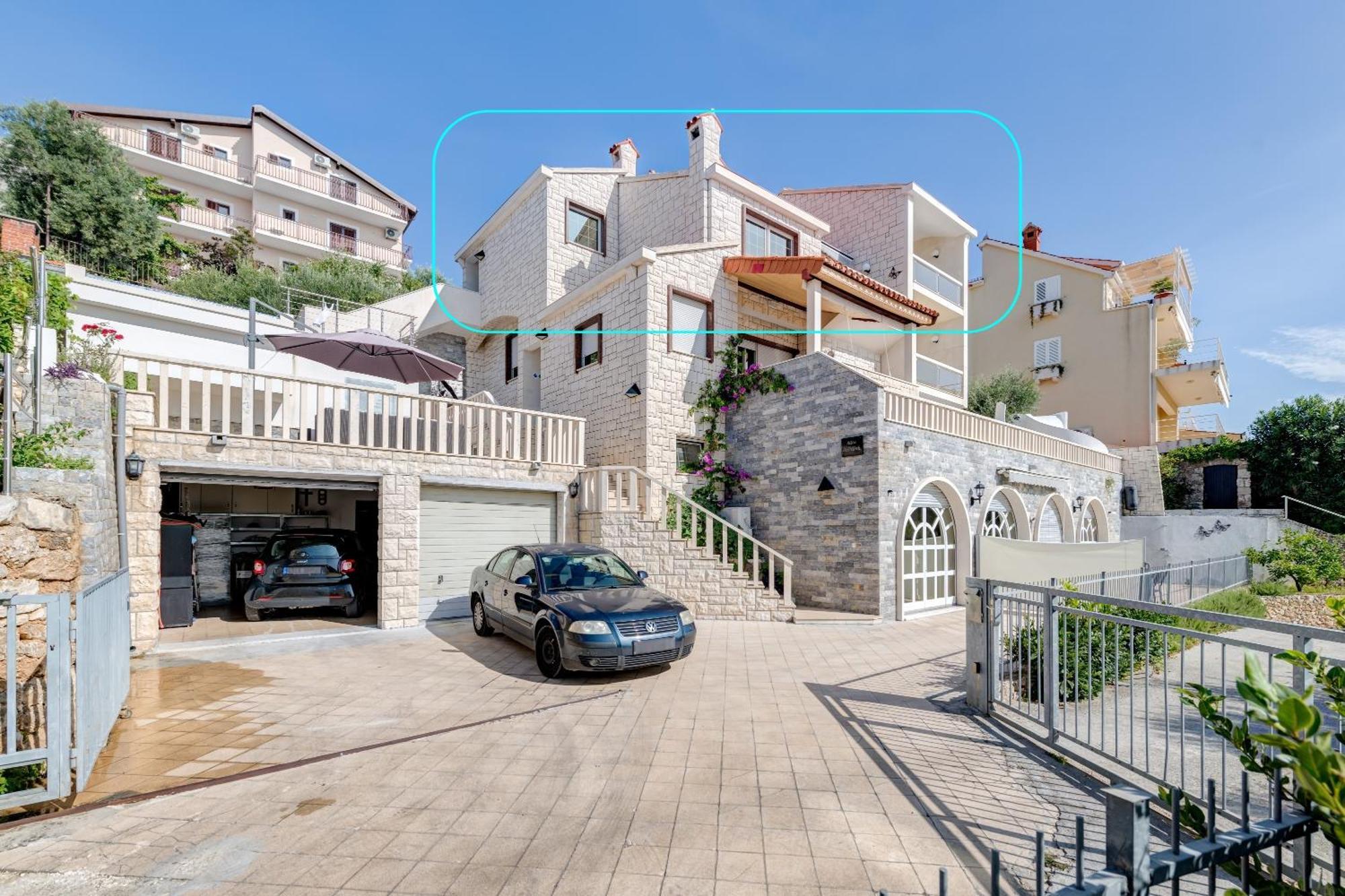Apartments With Pool Vrdoljak Omis Bagian luar foto
