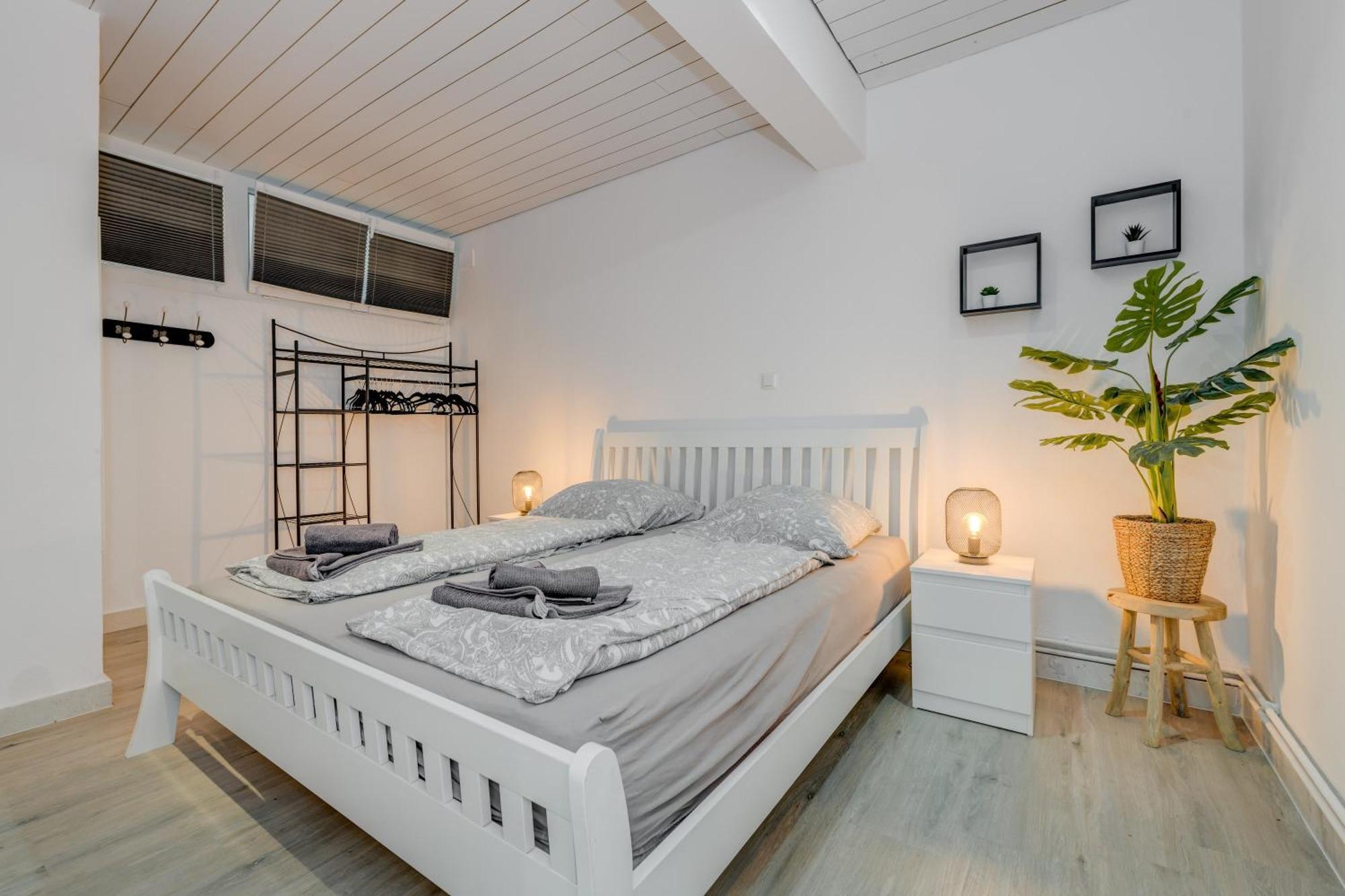 Apartments With Pool Vrdoljak Omis Ruang foto