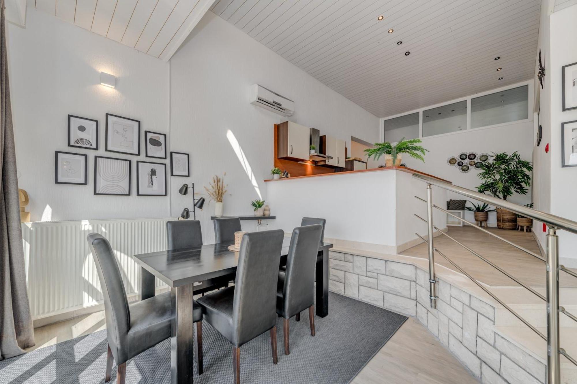 Apartments With Pool Vrdoljak Omis Ruang foto