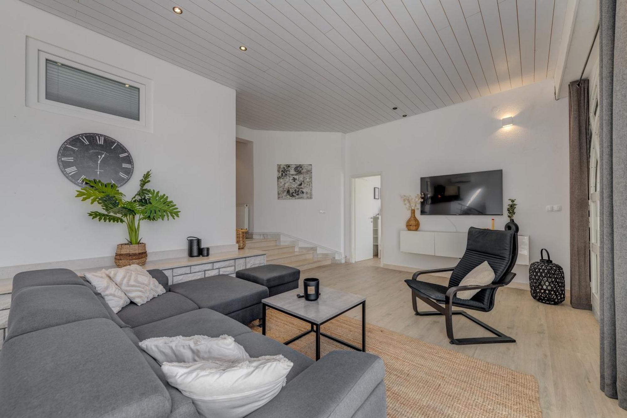 Apartments With Pool Vrdoljak Omis Ruang foto