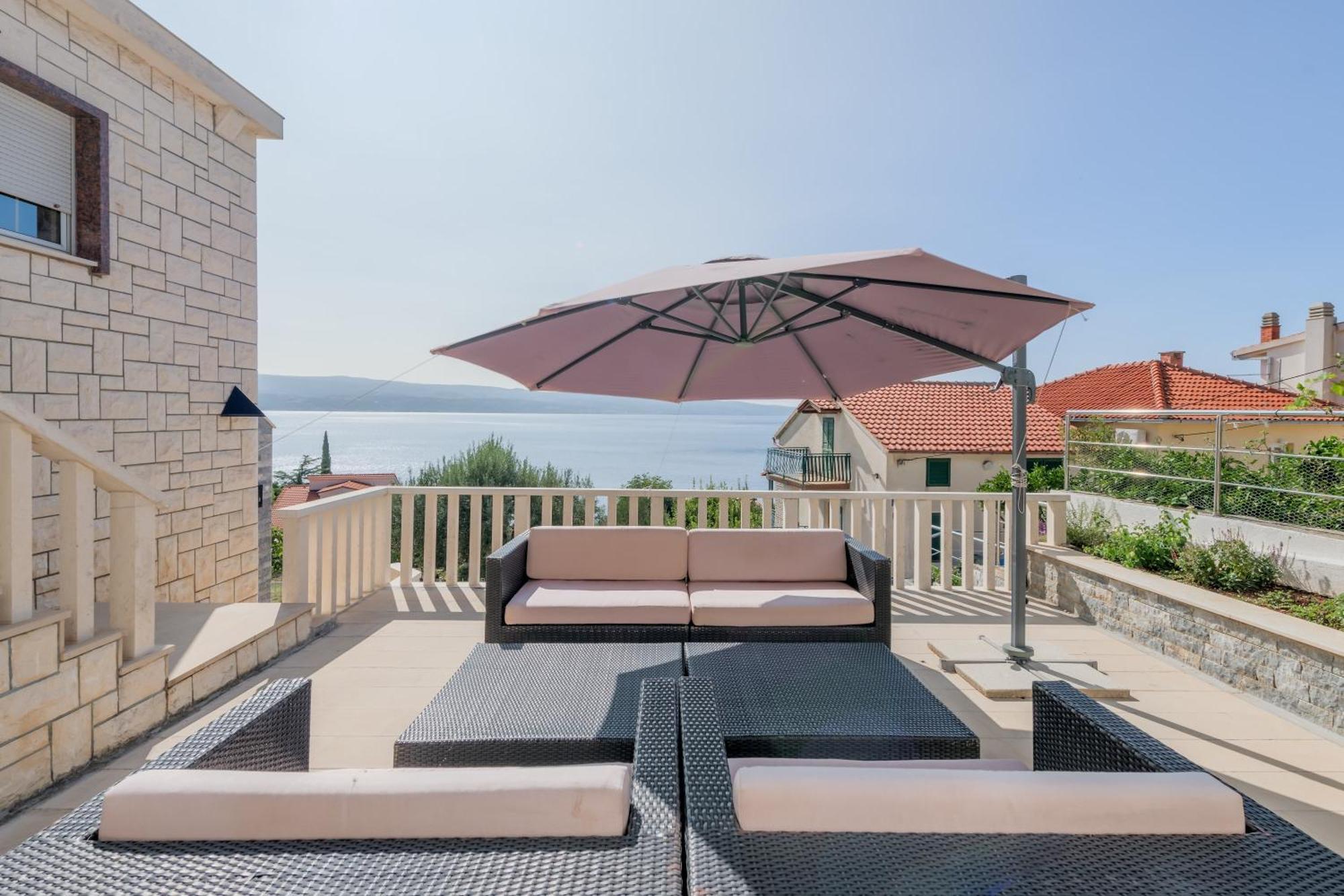 Apartments With Pool Vrdoljak Omis Ruang foto