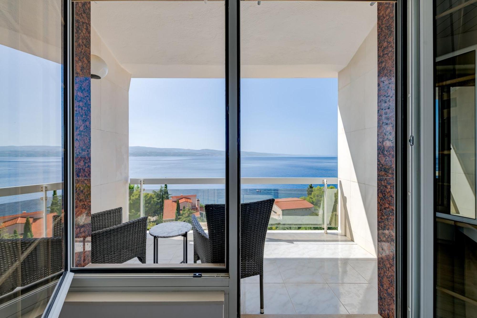 Apartments With Pool Vrdoljak Omis Ruang foto