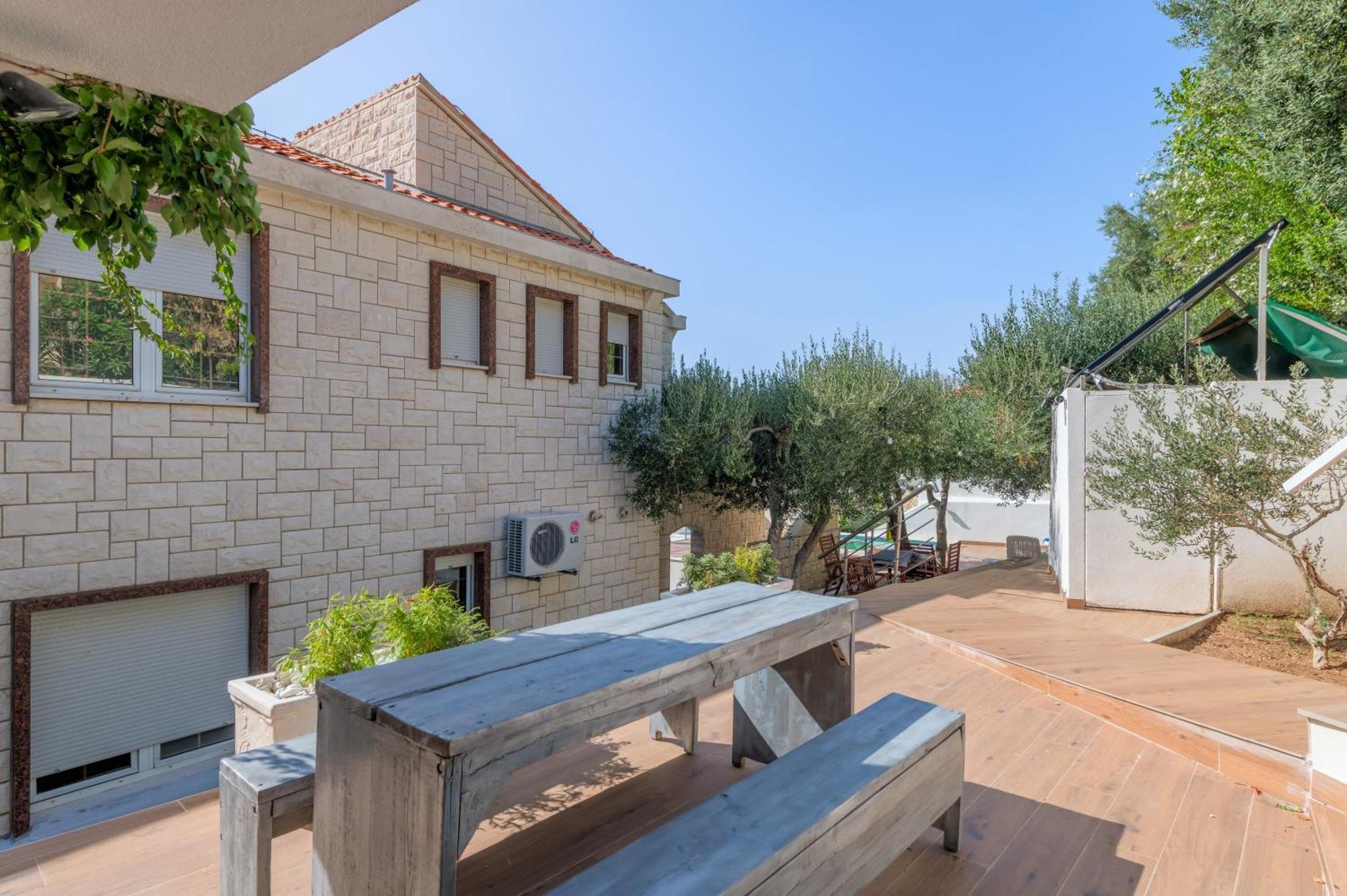 Apartments With Pool Vrdoljak Omis Ruang foto