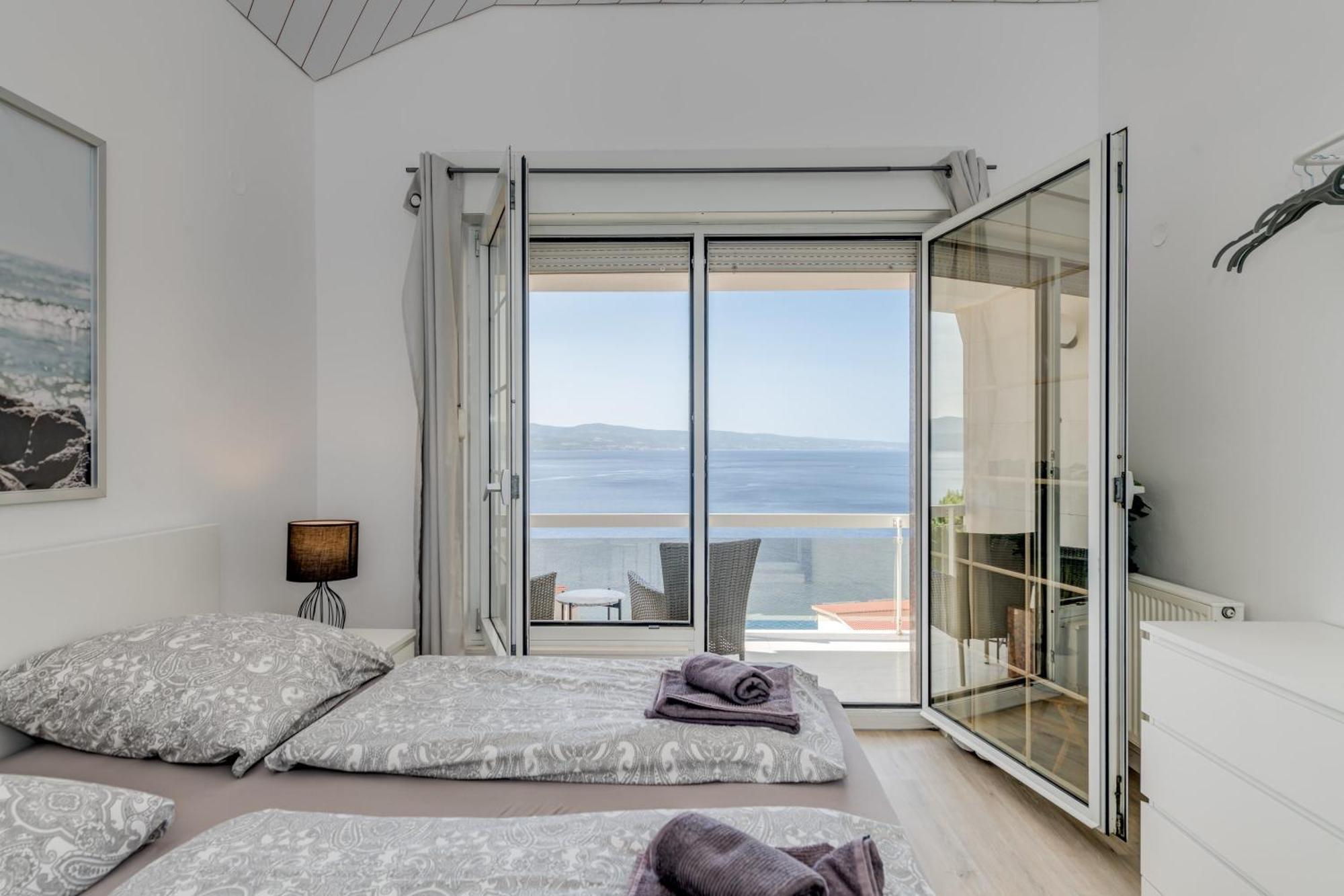 Apartments With Pool Vrdoljak Omis Ruang foto