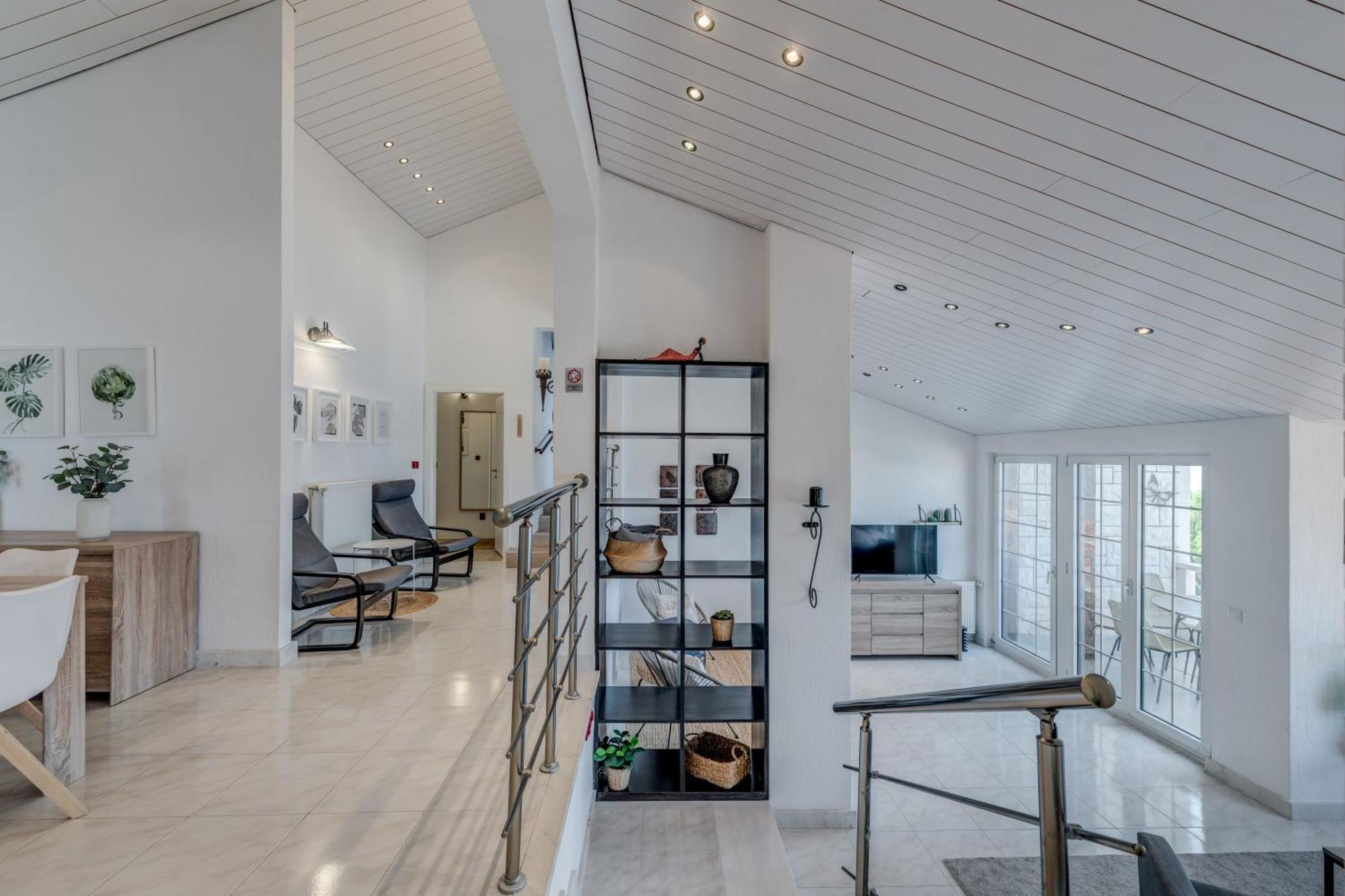 Apartments With Pool Vrdoljak Omis Ruang foto