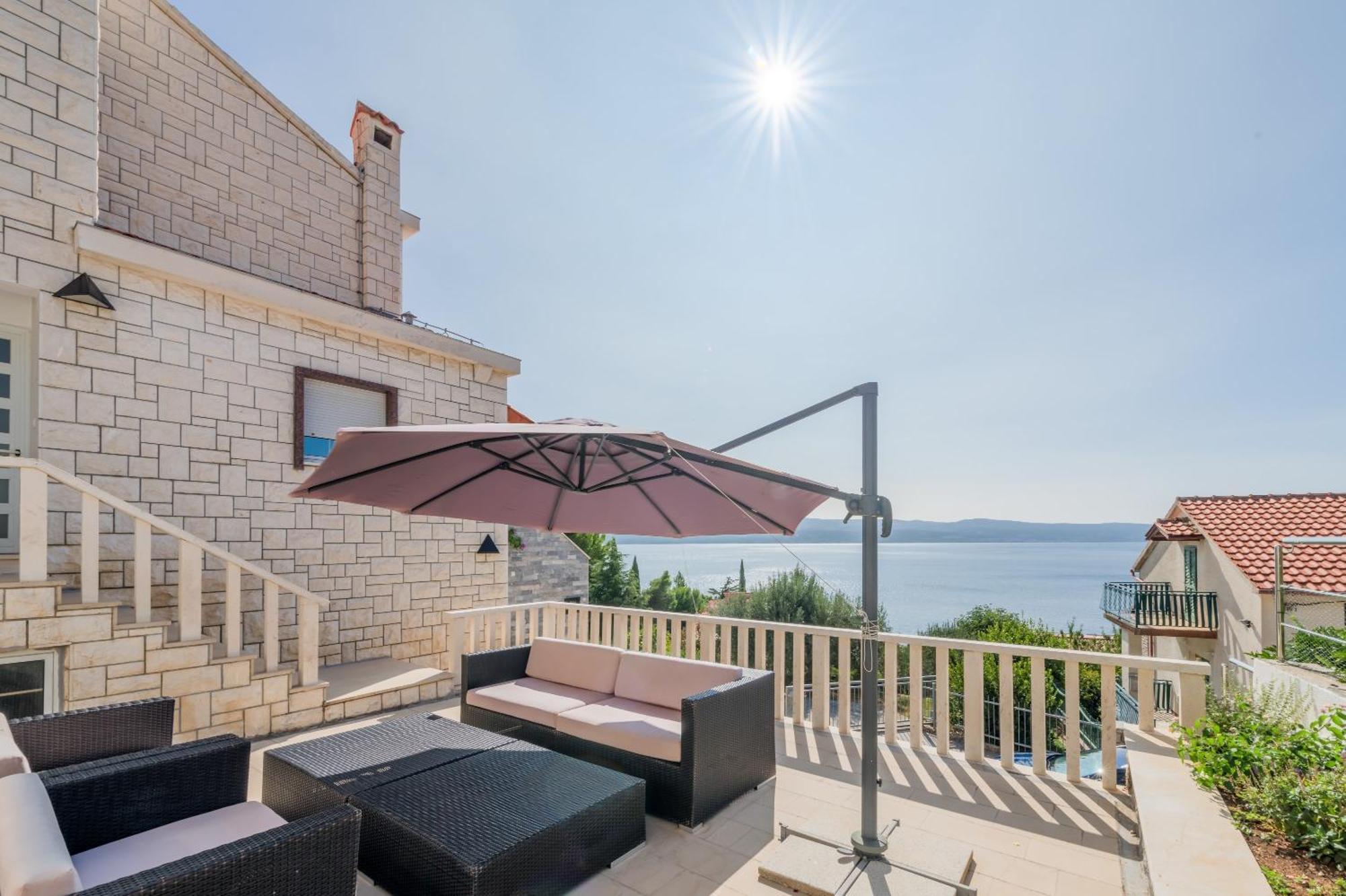 Apartments With Pool Vrdoljak Omis Ruang foto
